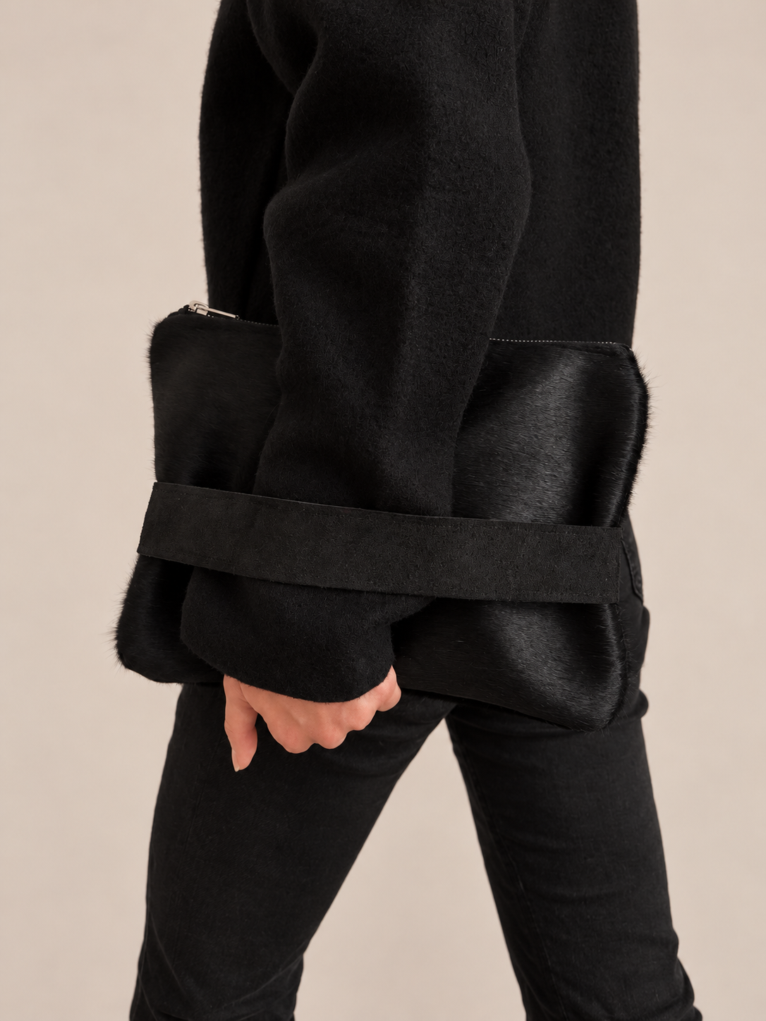 BLACK HANDHELD POUCH